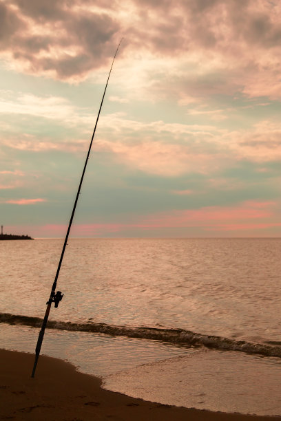 海岸晚上钓鱼图片下载