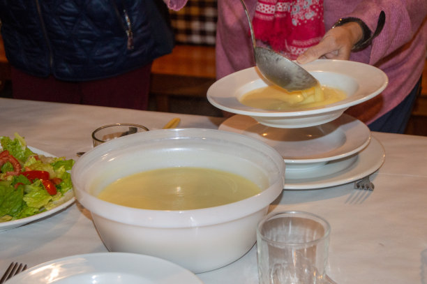 上了一盘奶油浓汤图片下载