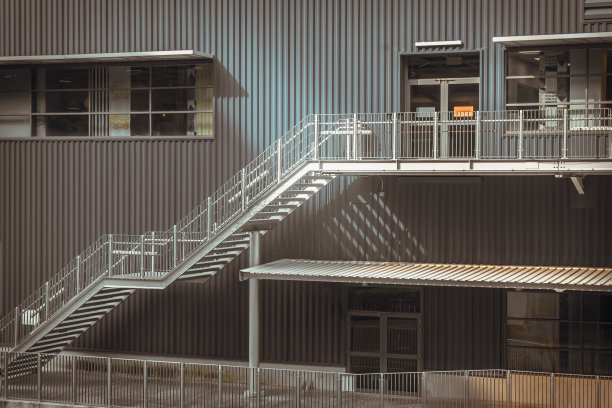 现代化办公大楼前的白色金属楼梯。图片下载