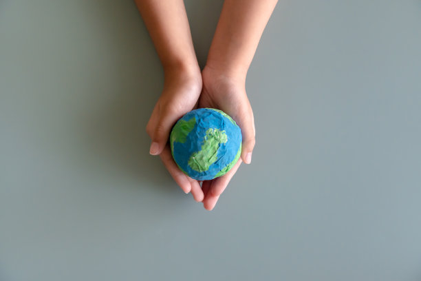 手拿土纸和水画。可持续环保理念图片下载