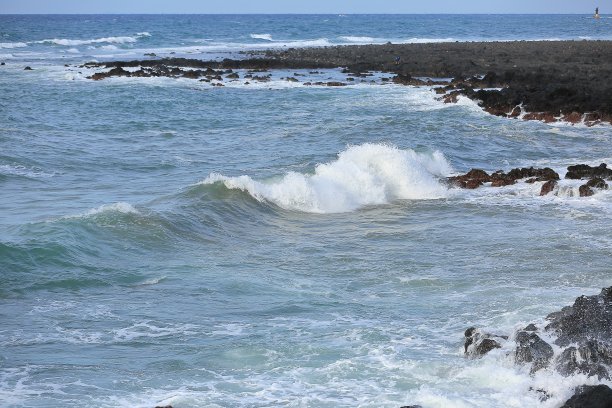 济州岛秋天的美丽海浪图片下载