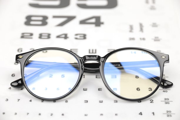 模糊图上的黑色眼镜图片下载