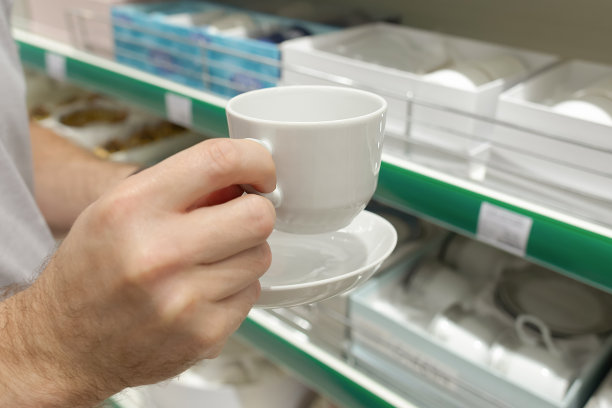 一个白色的茶杯和碟子。零售贸易。食物和饮料图片下载