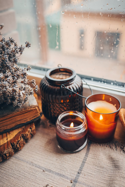 舒适的室内装饰，燃烧的蜡烛图片下载