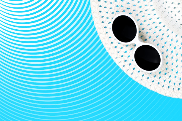 蓝色背景的夏日沙滩帽和太阳镜图片下载