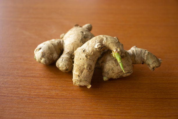 姜草本植物。放在一张棕色的桌子上图片下载