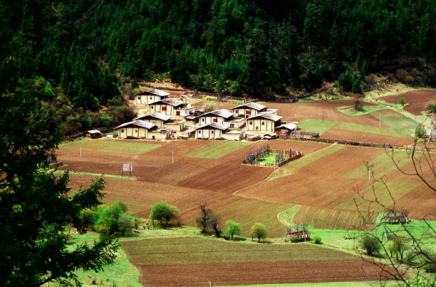 位于山间山谷的藏族民俗村图片下载