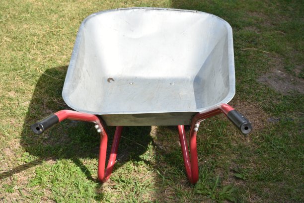 夏日公园里的一辆空的花园铁车图片下载