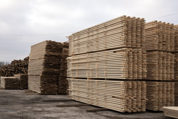 木材仓库。堆叠的木板图片下载