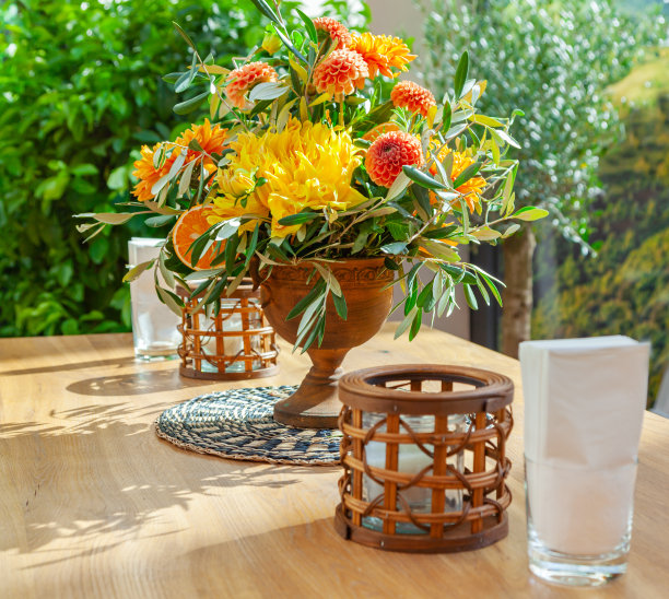 木桌上的花束图片下载