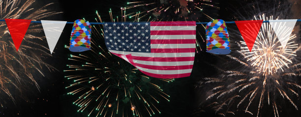 全景的烟花花环的美国国旗和灯笼图片下载