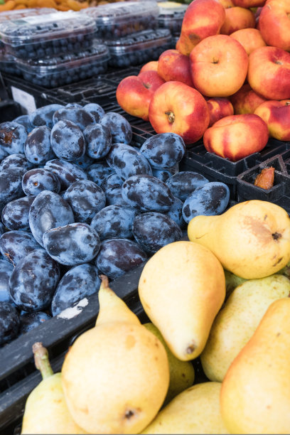 西班牙马略卡岛的市场摊位上，几箱新鲜水果图片下载
