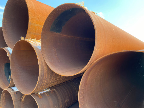 大量大直径工业铁管，锈迹斑斑，可在施工现场用于炼油厂石化工厂设备的安装管道图片下载