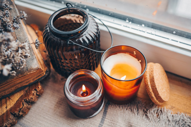 窗户上燃着蜡烛，秋天大气的照片图片下载