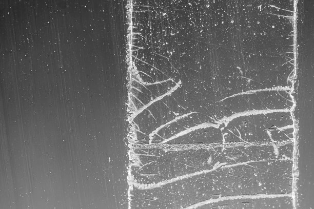 被拉后粘在玻璃表面的胶带。图片下载