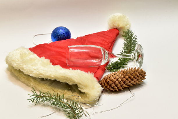 玻璃球装饰圣诞树和圣诞老人帽子。图片下载