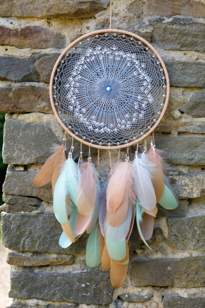 手工捕梦网，羽毛，线和珠绳悬挂图片下载