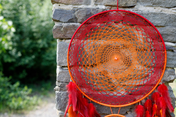 手工捕梦网，羽毛，线和珠绳悬挂图片下载