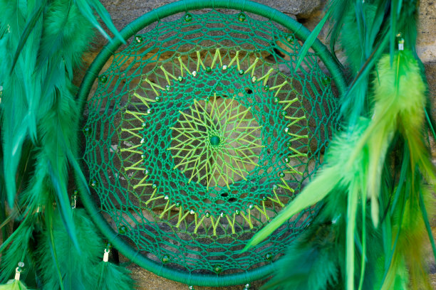 手工捕梦网，羽毛，线和珠绳悬挂图片下载