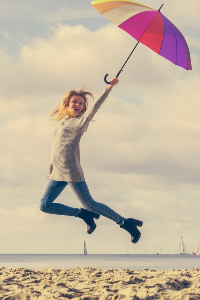 有趣的女人拿着伞跳图片下载