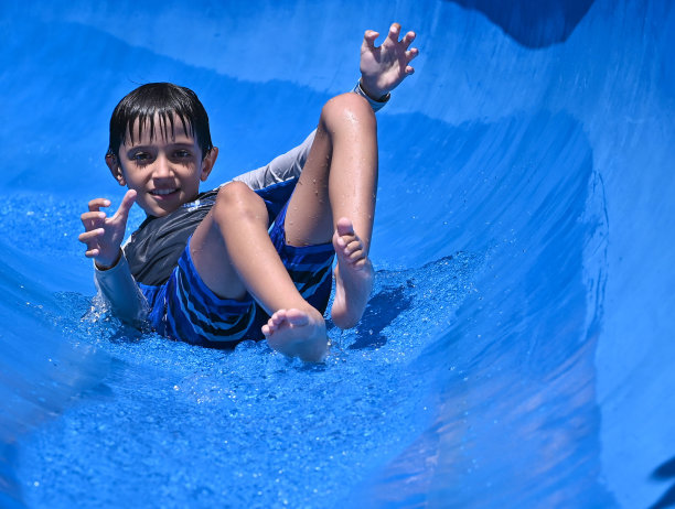 激动人心的滑水道骑图片下载