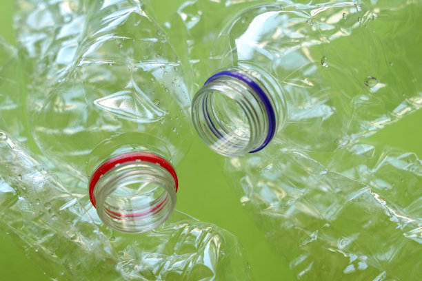 绿色背景的塑料瓶图片下载