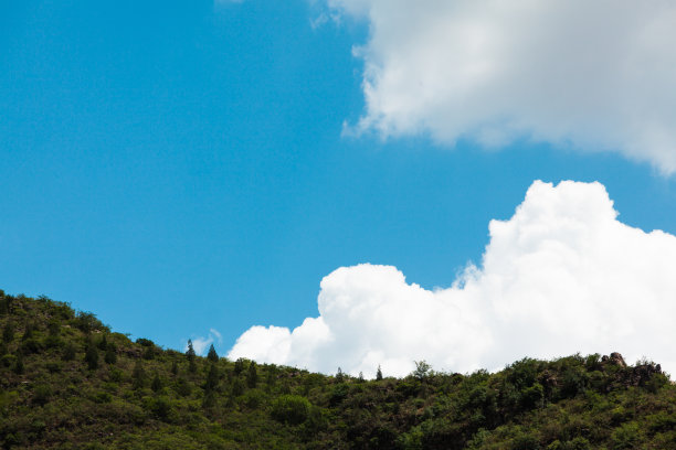 自然景观，有蓝天、白云和高山图片下载