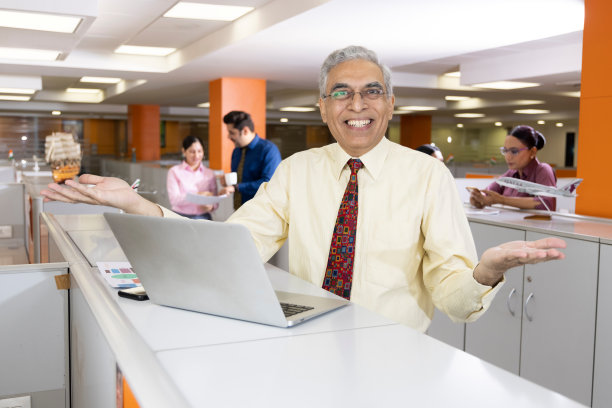 商人在办公室使用笔记本电脑图片下载