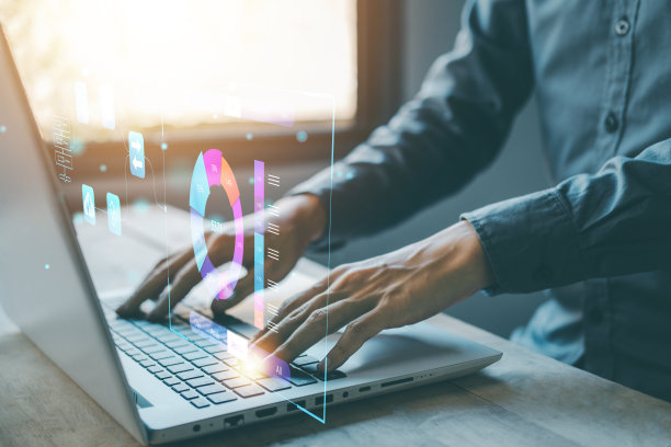 分析师使用笔记本电脑(笔记本)成功启动业务概念。商人用全息图数据管理系统进行统计和分析。KPI报告和计划策略。图片下载