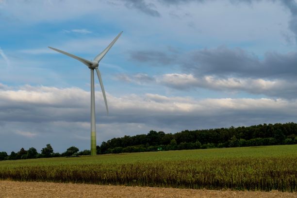 农场里风车的漂亮照片图片下载