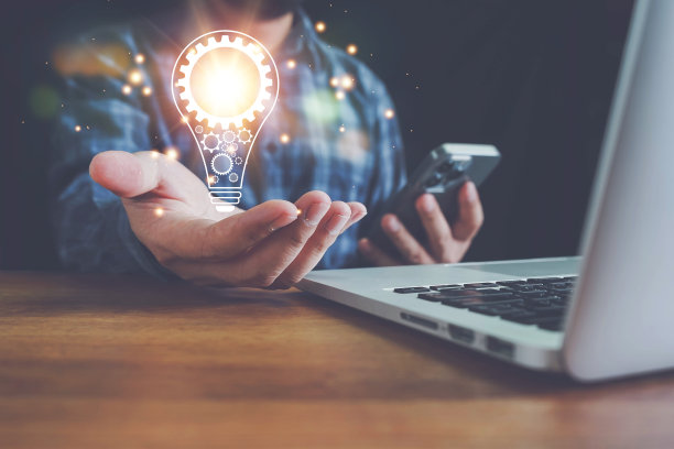 创新。手持电灯泡为概念新理念的概念带来创新和灵感，创新科技在科学和传播的概念。图片下载