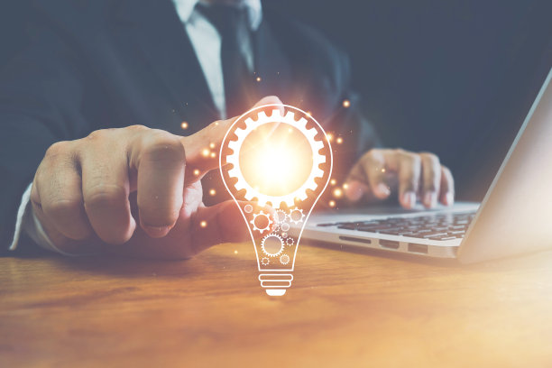 创新。手持电灯泡为概念新理念的概念带来创新和灵感，创新科技在科学和传播的概念。图片下载