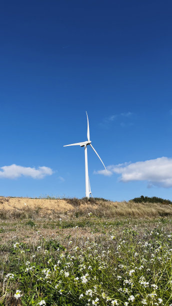 加泰罗尼亚山区的风车生产绿色能源图片下载