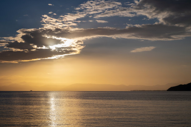 从科孚岛俯瞰希腊巴尔干半岛山脉的日出，莫拉蒂卡，科孚，希腊。高质量的照片图片下载
