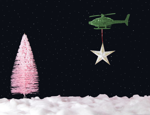 直升飞机载着一颗星星到圣诞树顶上，粉色的圣诞树在繁星满天的雪地上，创造浪漫的场景图片下载