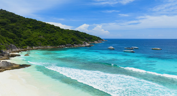 上图是热带的白色沙滩，海岸边有珊瑚礁，蓝色和蓝绿色的大海，令人惊叹的自然景观和蓝色的泻湖图片下载