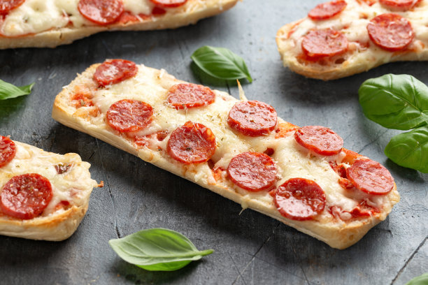 披萨三明治配番茄酱、马苏里拉奶酪、佩科里诺奶酪和意大利腊肠图片下载