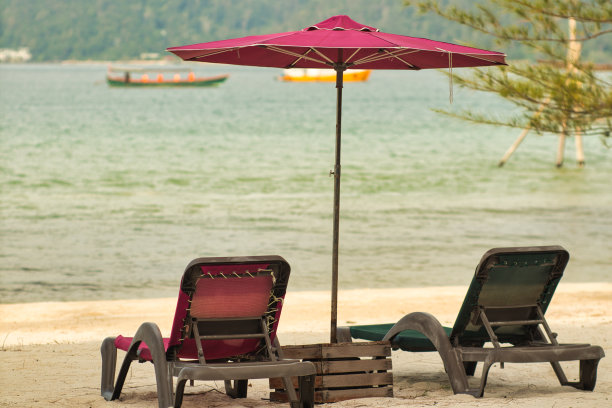 沙滩伞和躺椅图片下载