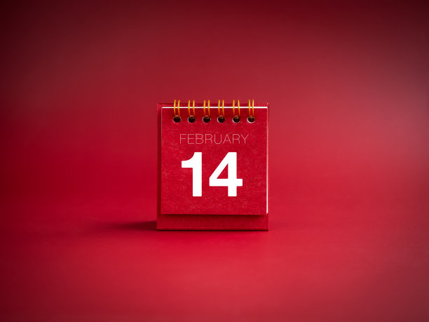 二月十四日，红色背景台历封面上的字和数字。情人节，爱情月，简约风格。图片下载