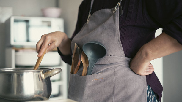 家庭主妇在厨房做饭图片下载