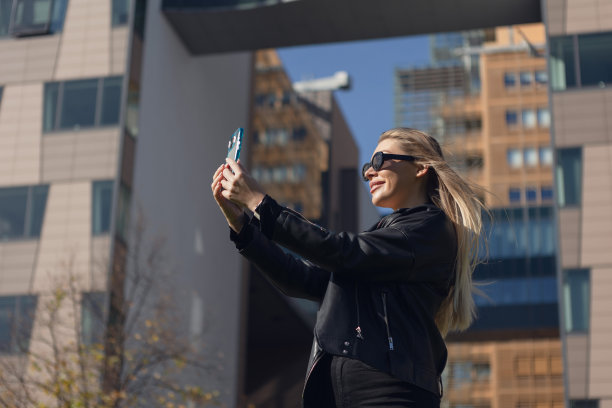 漂亮的年轻女子正在使用智能手机图片下载