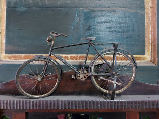 小型跑车的自行车。图片下载