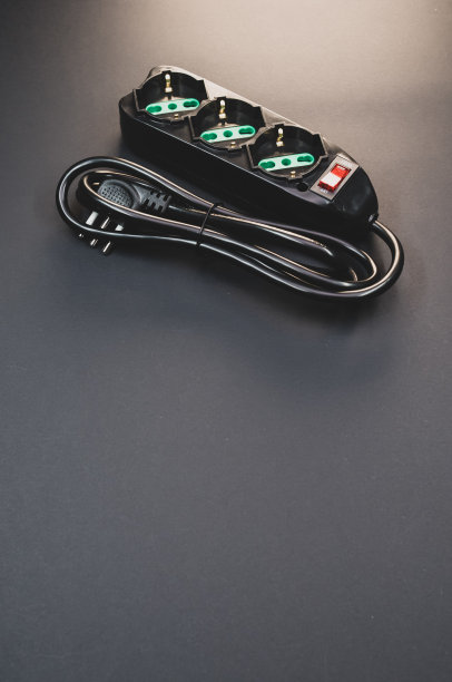 黑色背景上的黑色浪涌保护器图片下载