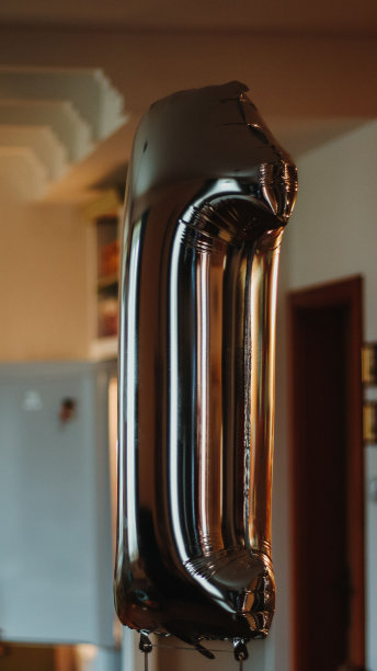 垂直拍摄的银色氦气一号气球图片下载