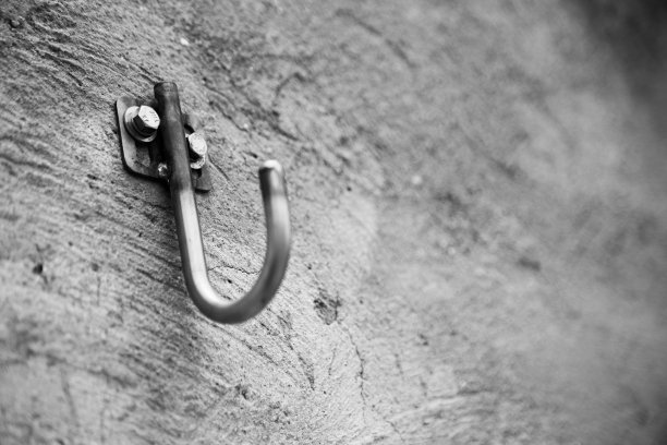 挂在混凝土墙上的钩子的灰度图图片下载