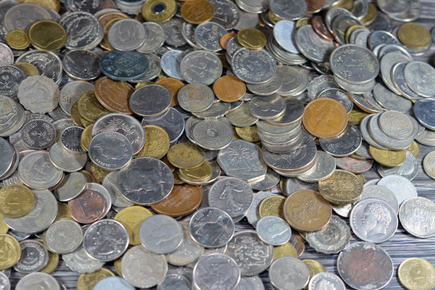 来自世界各国的不同价值的旧硬币堆，各种国家的复古旧硬币堆叠，硬币背景，闪亮硬币组的选择性焦点图片下载