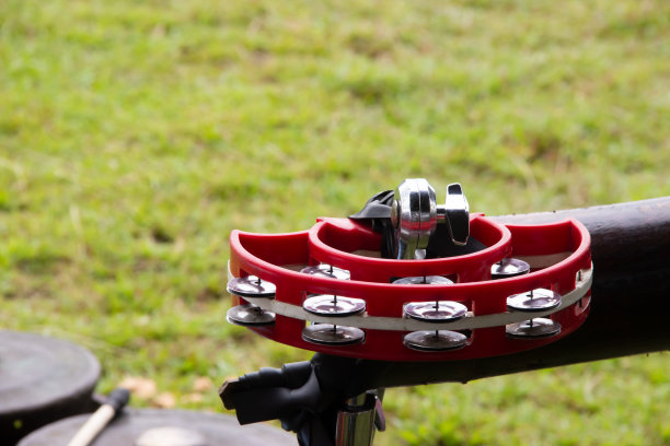 红铃鼓在绿草背景上庆祝庆祝图片下载