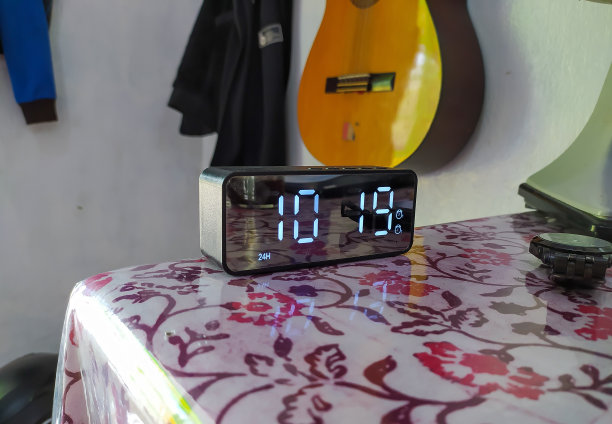 一个模拟时钟放在桌子上的镜头图片下载