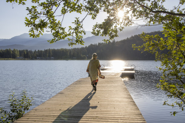 时尚成熟的商务人士享受令人惊叹的自然体验图片下载
