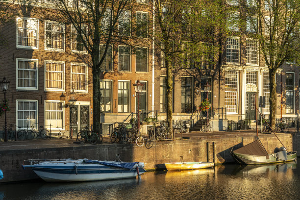 在瓦尔塞兰格拉赫特的景色，与船和住宅船阿姆斯特丹图片下载